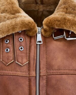 Kożuch męski w brązowym kolorze z futrzanym kołnierzem i metalowym zamkiem błyskawicznym