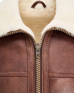 Kożuch męski w brązowym kolorze z miękkim futrem, zamkiem błyskawicznym i kieszeniami na przodzie