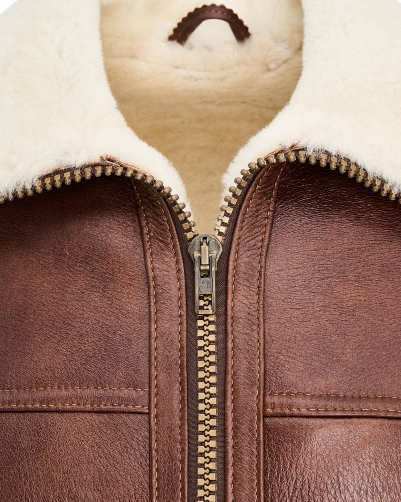 Kożuch męski w brązowym kolorze z miękkim futrem, zamkiem błyskawicznym i kieszeniami na przodzie