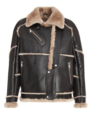 Kożuch męski w czarnym kolorze z jasnym futrzanym wykończeniem i asymetrycznym zapięciem na guziki