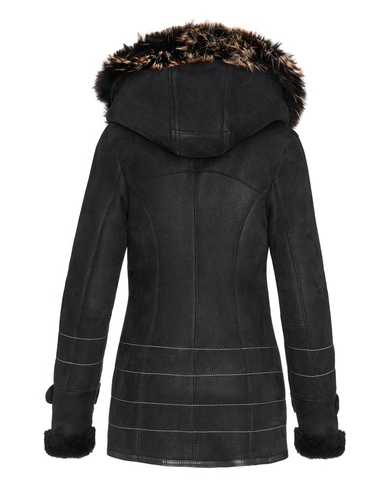 Kożuch damski z kapturem i futrzanym wykończeniem, dopasowany krój z ozdobnymi przeszyciami