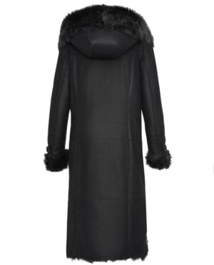 Kożuch damski w kolorze czarnym z futrzanym kapturem i mankietami, długi krój, elegancki design