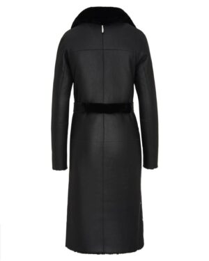 Kożuch damski z kołnierzem, długim krojem i paskiem w talii, idealny na zimowe dni