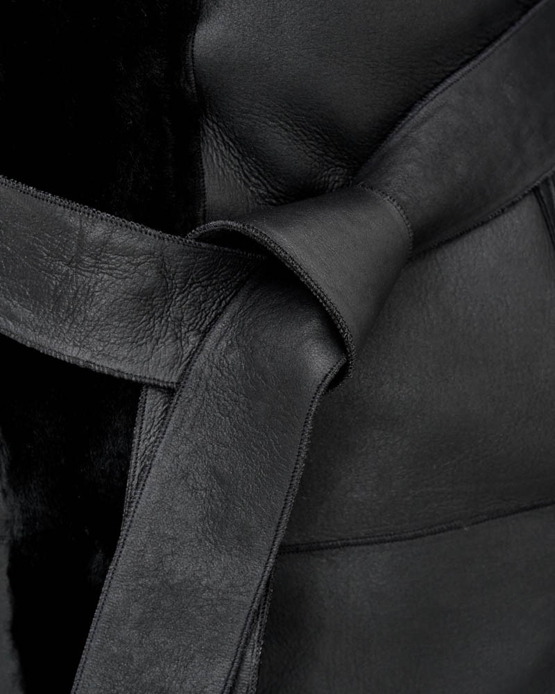 Kożuch damski z szerokim paskiem, wykonany z miękkiej skóry, idealny na zimowe dni