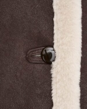 Kożuch damski w ciemnym odcieniu brązu z jasnym futrzanym wykończeniem i dużym guzikiem