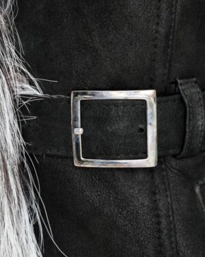 Czarny kożuch damski z eleganckim paskiem i metalową klamrą, idealny na zimowe dni