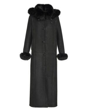 Czarny kożuch damski o długim kroju, z futrzanym kołnierzem i mankietami, zapinany na guziki