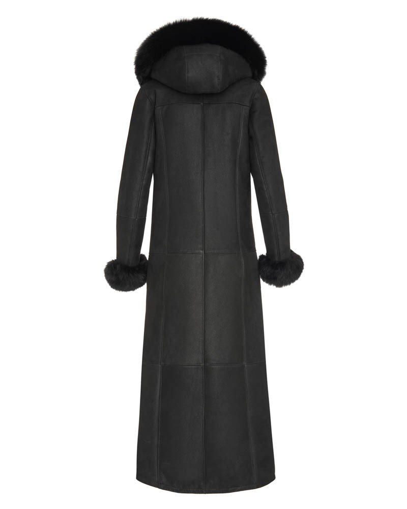 Czarny kożuch damski z kapturem i futrzanym wykończeniem przy rękawach oraz kołnierzu, długi krój