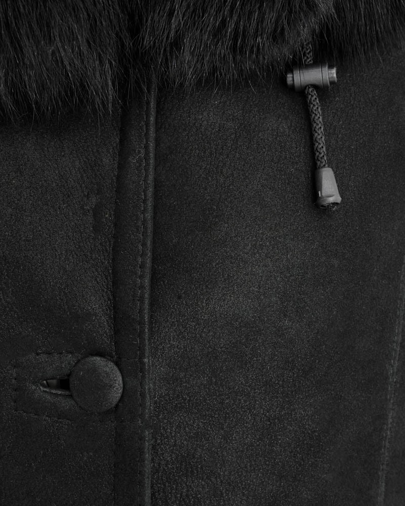 Czarny kożuch damski z futrzanym kołnierzem, zapinany na guziki z regulowanym ściągaczem w talii