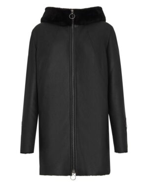 Kożuch damski w kolorze czarnym z futrzanym kapturem i zapięciem na zamek błyskawiczny