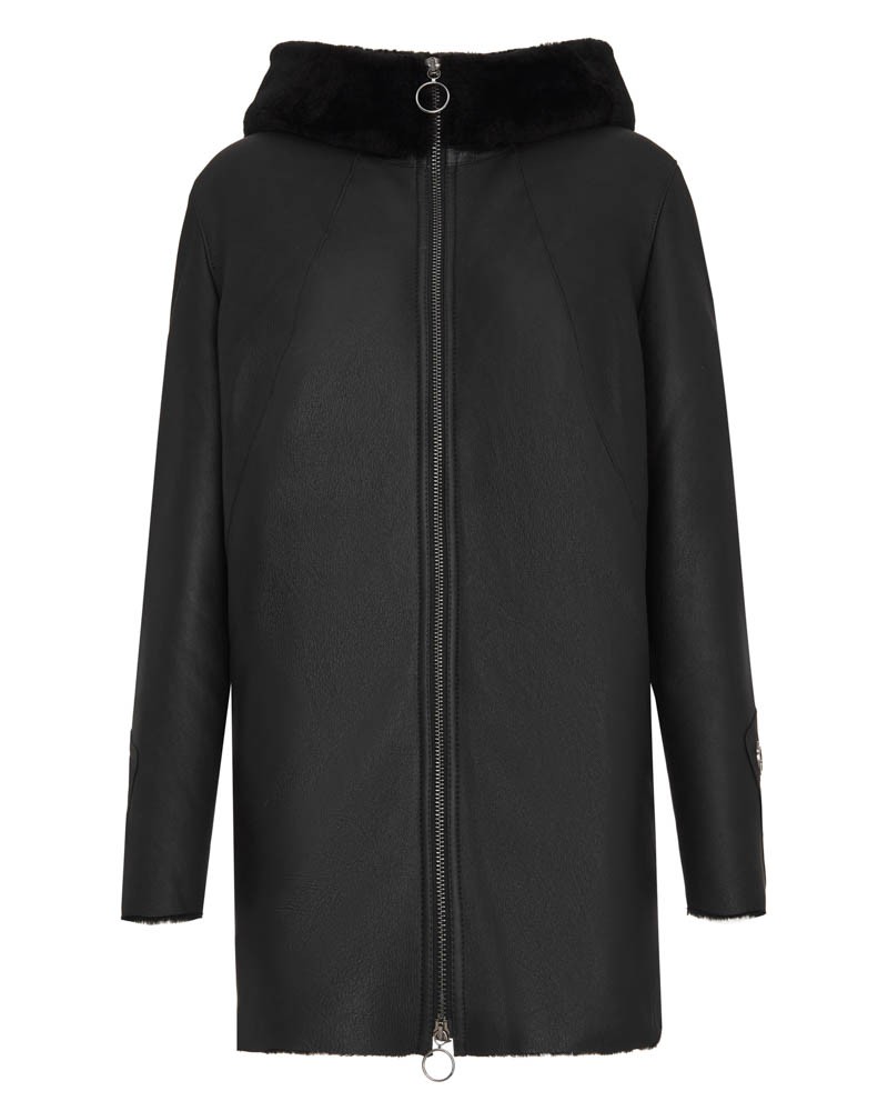 Kożuch damski w kolorze czarnym z futrzanym kapturem i zapięciem na zamek błyskawiczny
