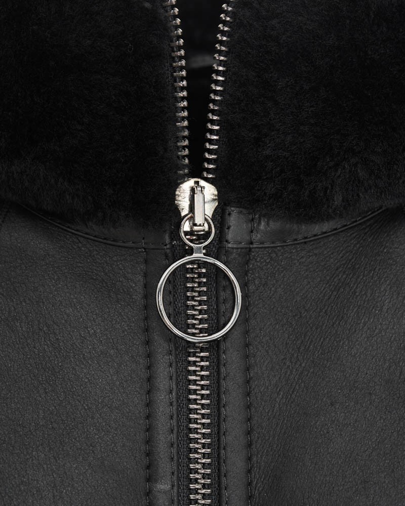 Kożuch damski w kolorze czarnym z futrzanym kołnierzem i metalowym zamkiem błyskawicznym