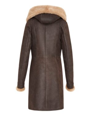 Kożuch damski w brązowym kolorze z futrzanym kapturem i mankietami, elegancki krój z delikatnymi detalami