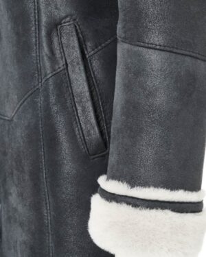 Popielaty kożuch damski z miękkim futerkiem przy mankietach i praktycznymi kieszeniami bocznymi