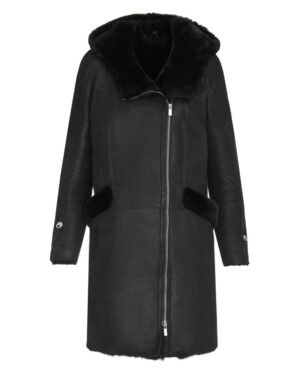 Czarny kożuch damski z kapturem, posiadający futrzany kołnierz i zapięcie na zamek błyskawiczny