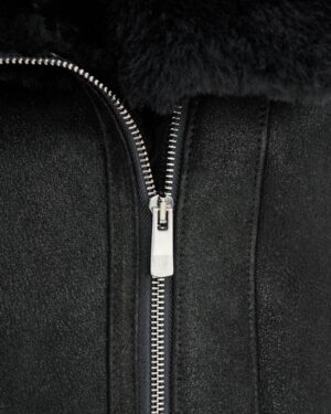 Czarny kożuch damski z zamkiem błyskawicznym i miękkim futrzanym kołnierzem