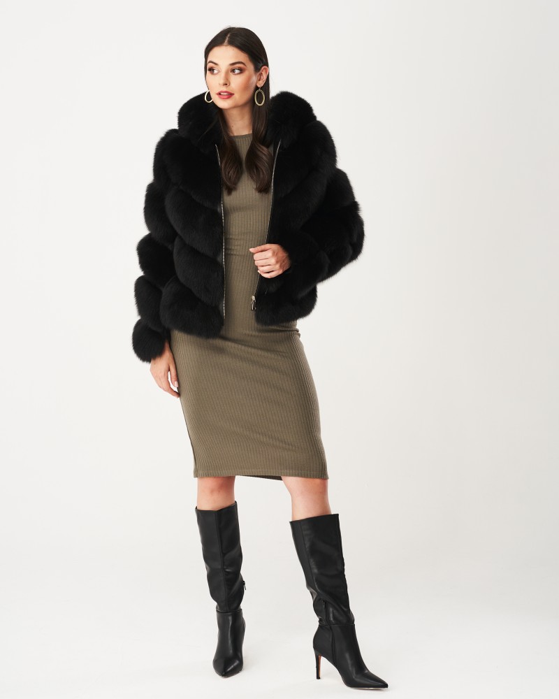 Futro naturalne w kolorze czarnym z kapturem, z eleganckim krojem i stylowymi dodatkami