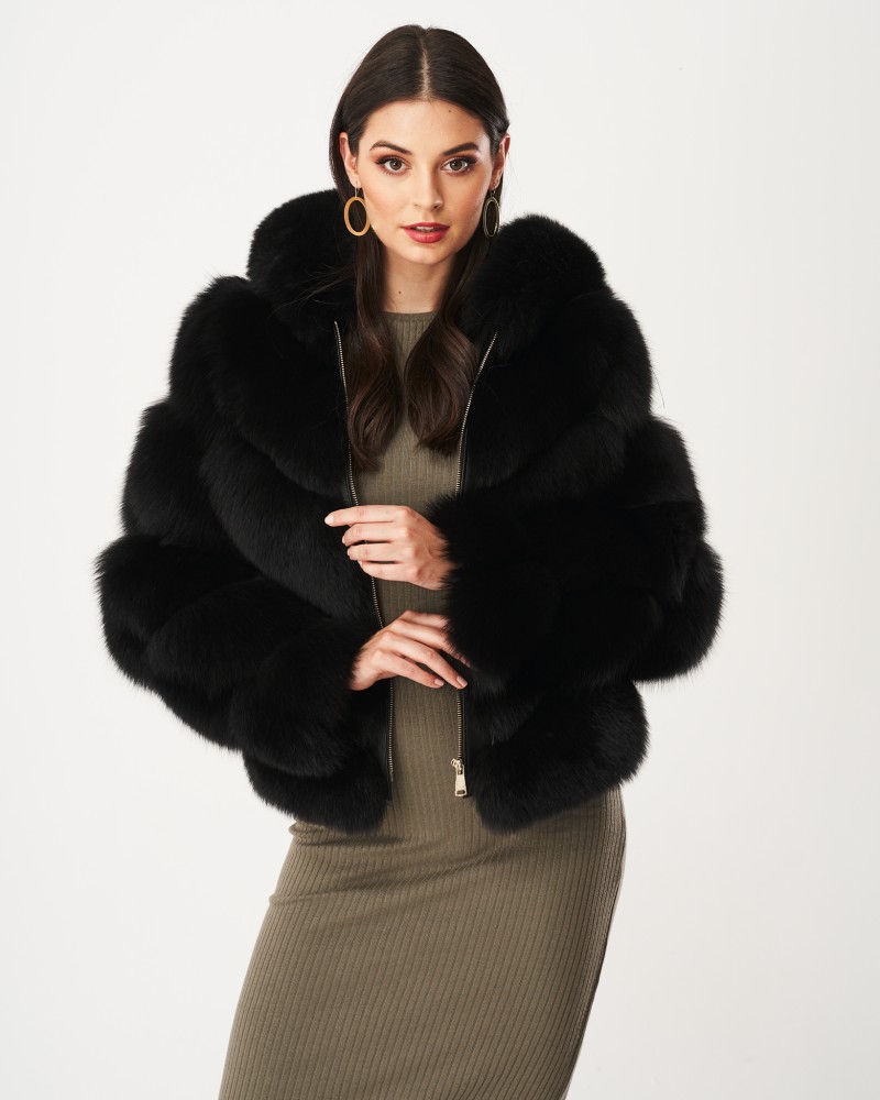 Futro naturalne w kolorze czarnym z szerokim kołnierzem i zapięciem na suwak