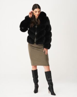 Czarne futro naturalne z szerokim kołnierzem i zapięciem na zamek, idealne na zimowe stylizacje
