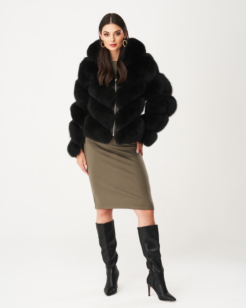 Czarne futro naturalne z dużym kołnierzem, zapinane na zamek, idealne na zimowe dni