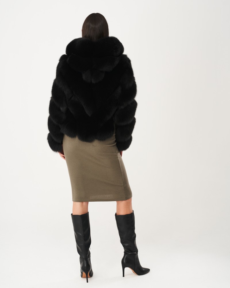 Czarne futro naturalne z kapturem, stylowy krój, doskonałe na zimowe dni