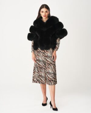 futro naturalne w czarnym kolorze z szerokim kołnierzem i falbaniastym wykończeniem
