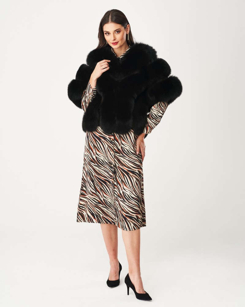 Futro naturalne w czarnym kolorze z szerokim kołnierzem i stylowym krojem na każdą okazję