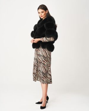 Futro naturalne w kolorze czarnym, z szerokim kołnierzem i puszystymi detalami, idealne na zimowe dni
