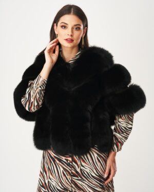 Czarne futro naturalne z szerokim kołnierzem, idealne na zimowe stylizacje, elegancki krój i miękka faktura
