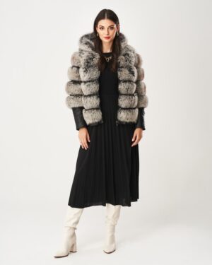 Futro naturalne w szaro-czarnym odcieniu z kapturem, gładkimi rękawami i eleganckim krojem