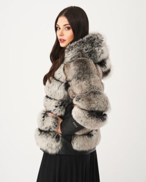 Futro naturalne z kapturem, w odcieniach szarości, z efektownymi futrzanymi detalami i skórzanym wykończeniem