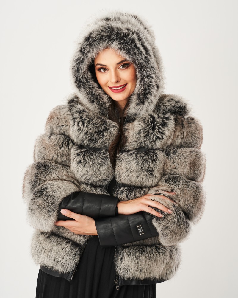 Futro naturalne w odcieniach szarości z kapturem i eleganckimi skórzanymi rękawami, idealne na zimowe dni