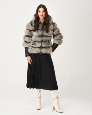 Futro naturalne w odcieniach szarości z kapturem, z eleganckimi skórzanymi rękawami i zapięciem na zamek