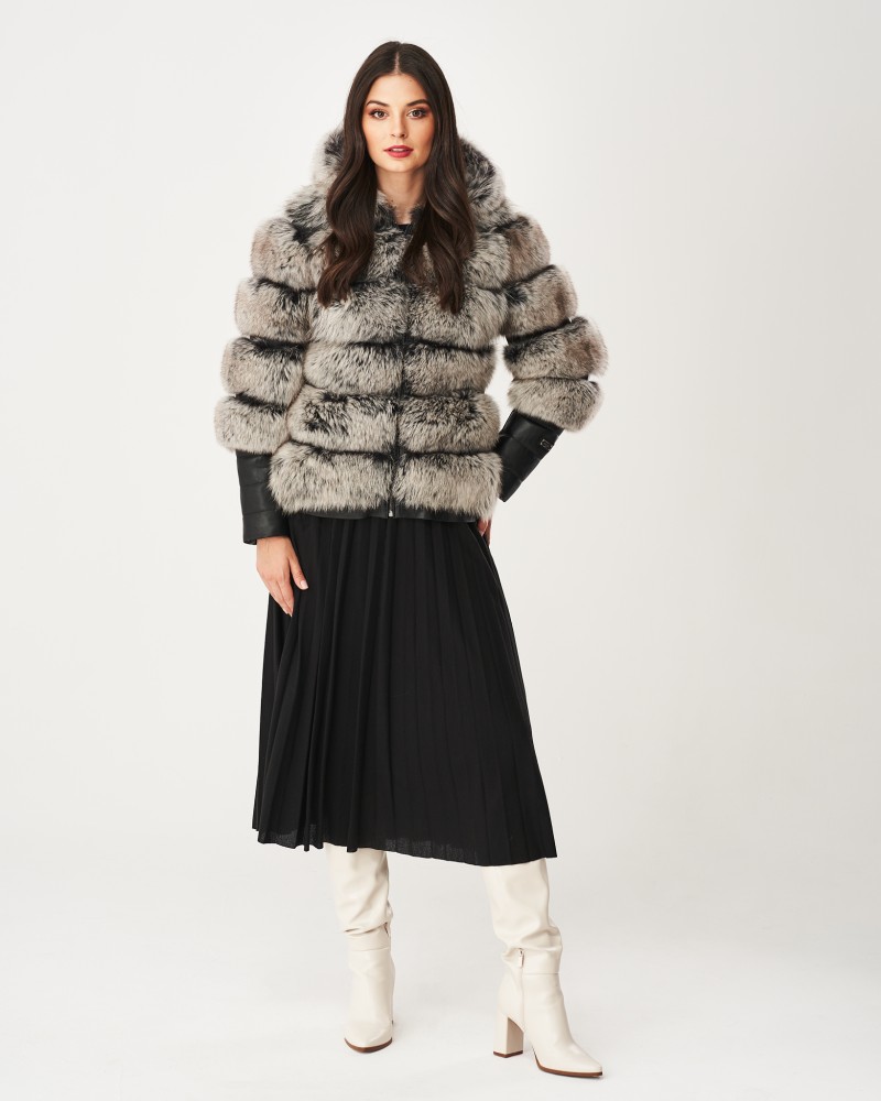 Futro naturalne w odcieniach szarości z kapturem, z eleganckimi skórzanymi rękawami i zapięciem na zamek