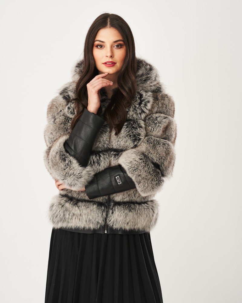 Futro naturalne w odcieniach szarości z kapturem i skórzanymi rękawami, idealne na zimowe dni
