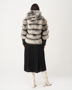 Futro naturalne w odcieniach szarości, z szerokim kołnierzem i puszystymi rękawami, idealne na zimowe dni