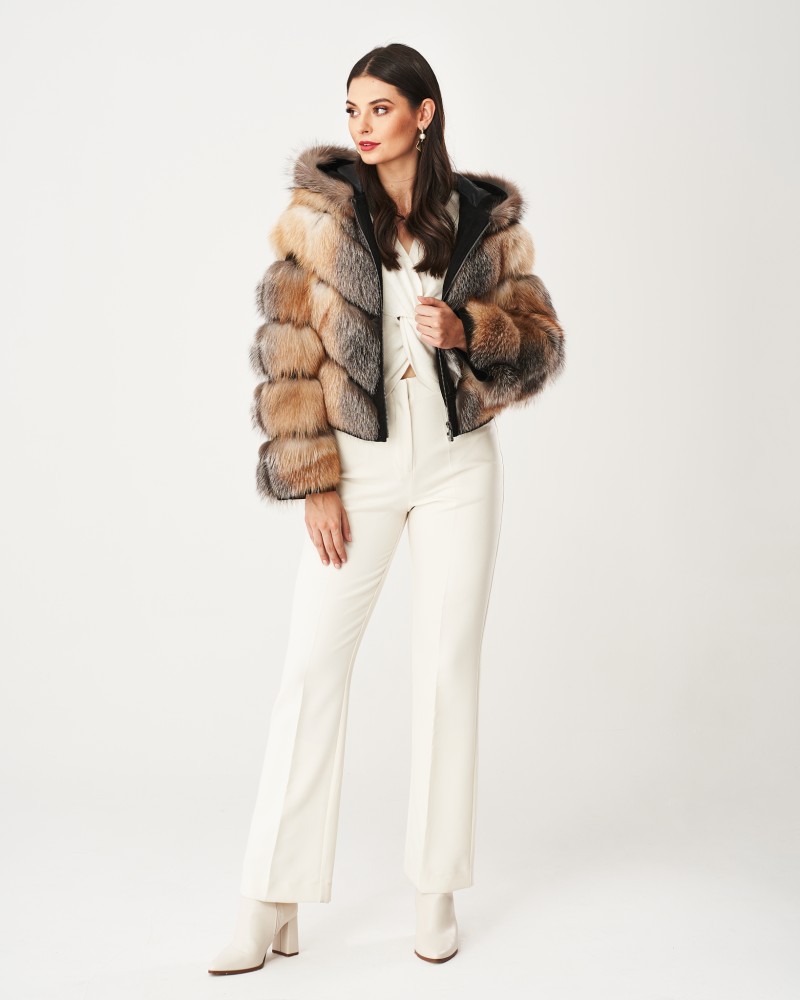 Futro naturalne z kapturem w odcieniach brązu, z efektownymi futrzanymi detalami i eleganckim krojem