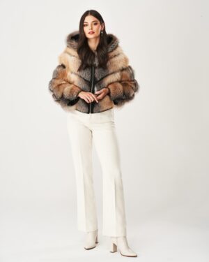 Futro naturalne z kapturem w odcieniach brązu i szarości, z eleganckim wykończeniem i miękkim futerkiem