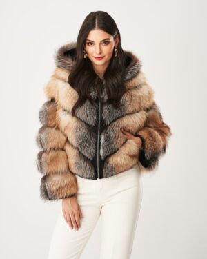 Futro naturalne z kapturem w odcieniach brązu i szarości, z modnym, puszystym wykończeniem