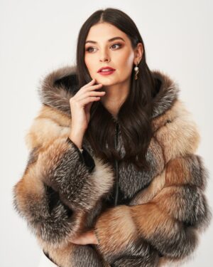 Futro naturalne w odcieniach brązu, z kapturem i szerokimi rękawami, idealne na zimowe dni