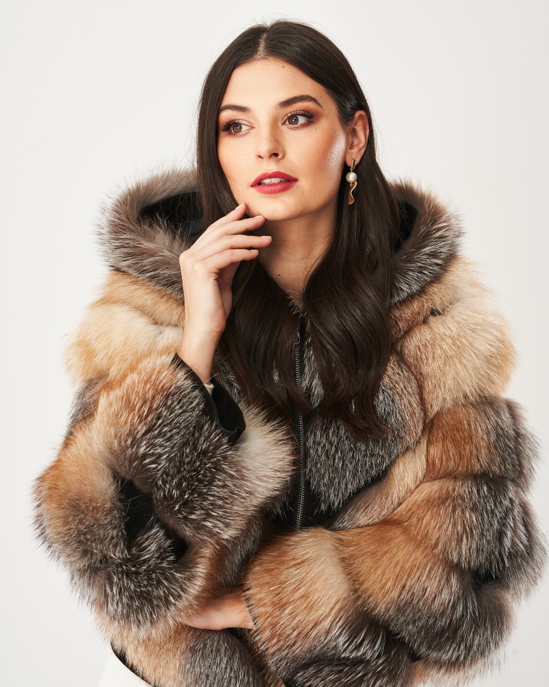 Futro naturalne w odcieniach brązu, z kapturem i szerokimi rękawami, idealne na zimowe dni