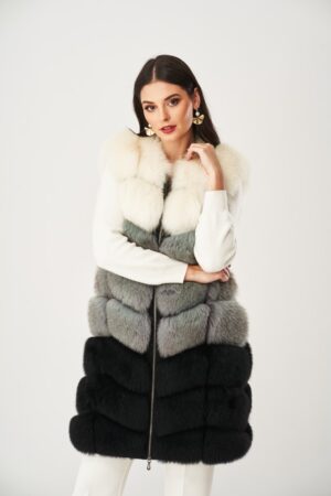 Kamizelka futrzana w odcieniach szaro-czarnych, z kołnierzem i zamek błyskawiczny z przodu