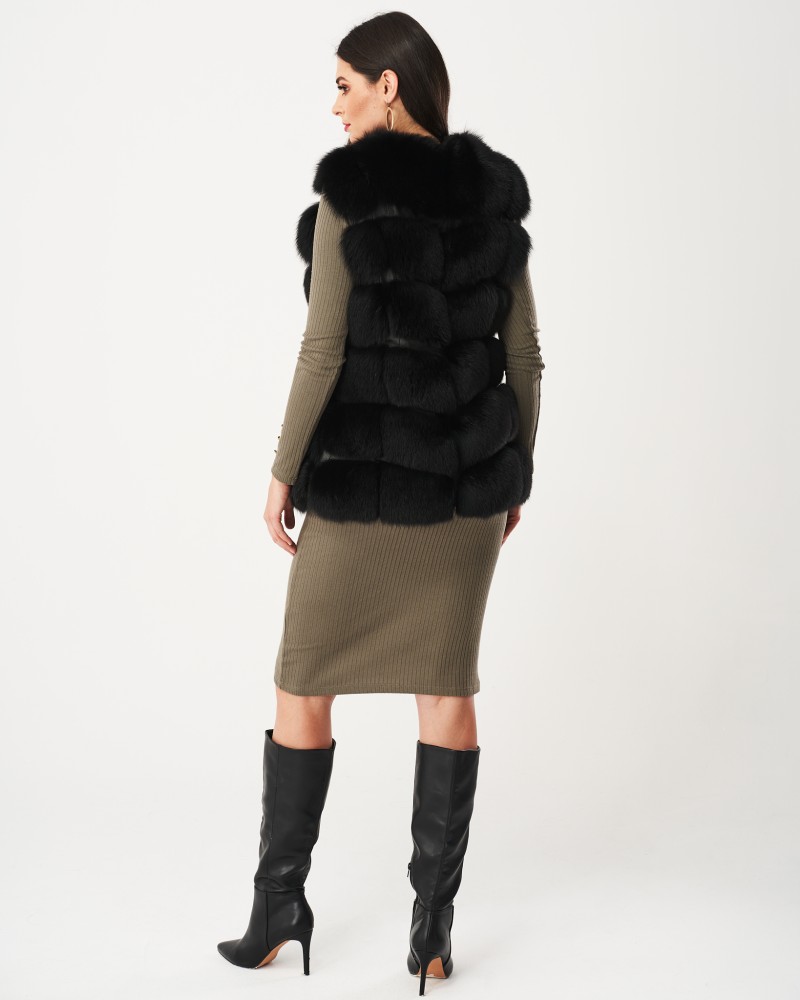 Czarna kamizelka skórzana z futra, z szerokim kołnierzem i pikowanym wzorem, idealna na zimowe dni