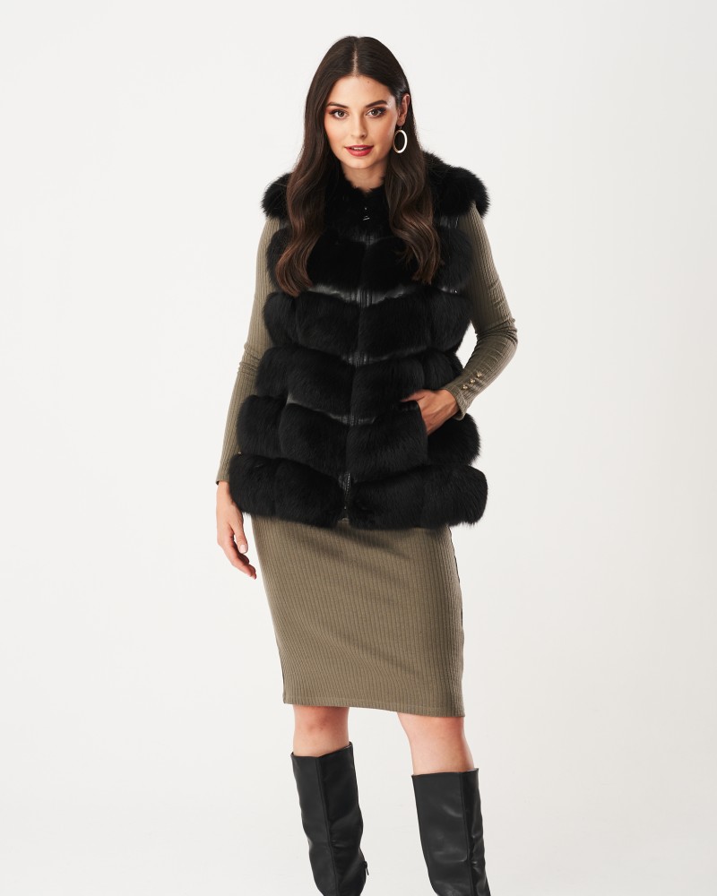 Kamizelka futrzana w kolorze czarnym, z futrzanym kołnierzem i stylowym zapięciem na zamek