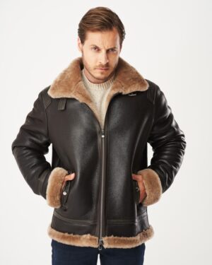 kożuch męski w kolorze czarnym z beżowym futrzanym kołnierzem i mankietami, zapinany na zamek