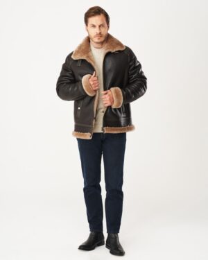 brązowy kożuch męski z brązowym futrem, klasyczny krój, z dużym kołnierzem i zamkiem błyskawicznym