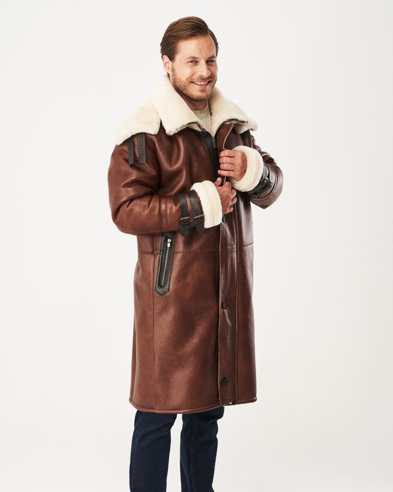 Męski kożuch w brązowym kolorze, z futrzanym kołnierzem i zapięciem na guziki