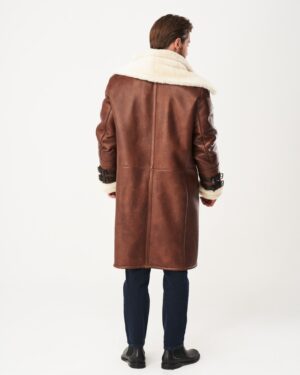 Kożuch męski w brązowym kolorze z białym futrzanym kołnierzem i paskami na rękawach