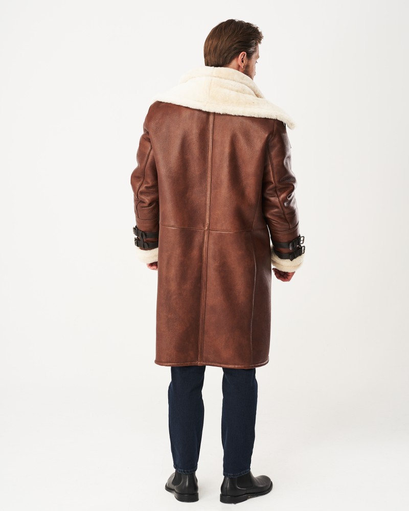 Kożuch męski w brązowym kolorze z białym futrzanym kołnierzem i paskami na rękawach