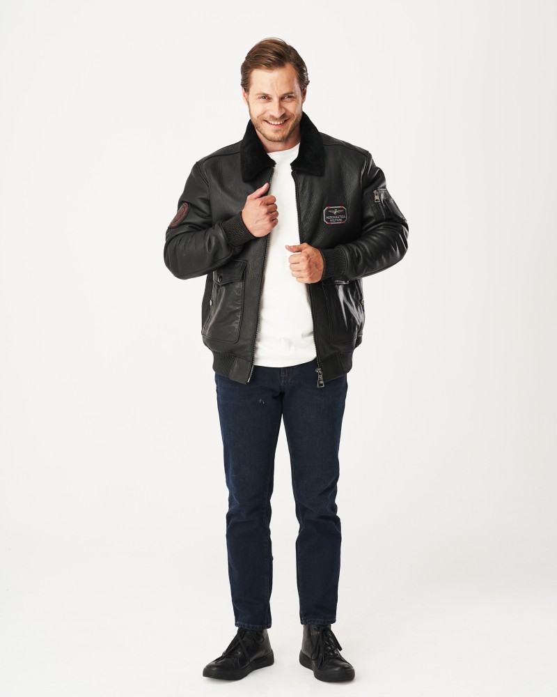 Kożuch męski w kolorze czarnym z futrzanym kołnierzem i kieszeniami na zamek i naszywkami